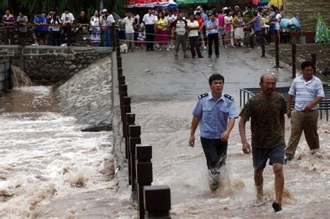 北京密云大雨致景点石桥被淹300人被困组图新闻中心新浪网