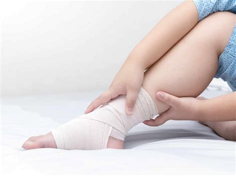 Ушибы у ребенка: первая помощь при травмах | статьи от Huggies