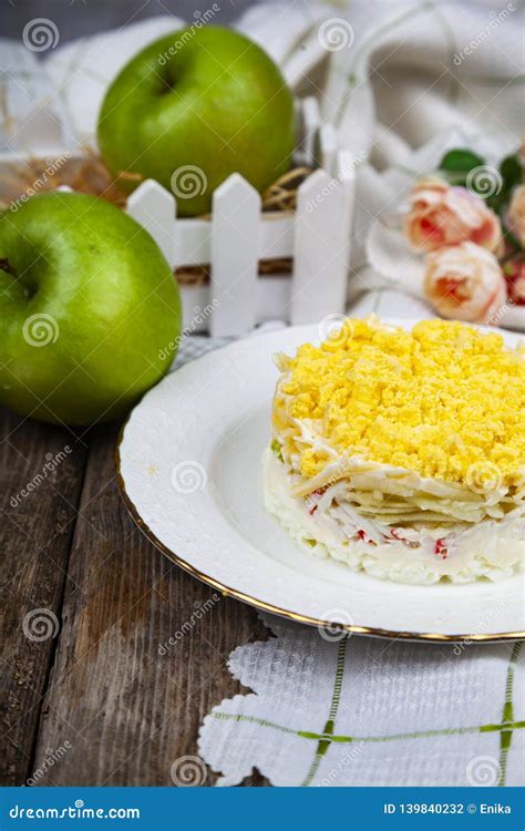 Ensalada Deliciosa Con Los Palillos Y Las Manzanas Del Cangrejo Foto De