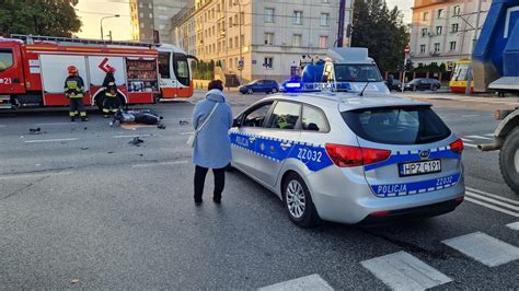 Warszawa Wypadek w alei Krakowskiej Motocyklista trafił do szpitala