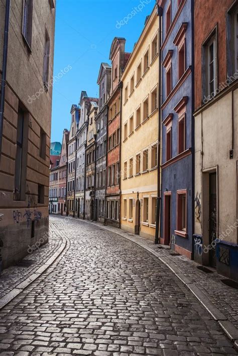 Narrow streets of Old Town Wroclaw — Stock Photo © BestPhotoStudio ...