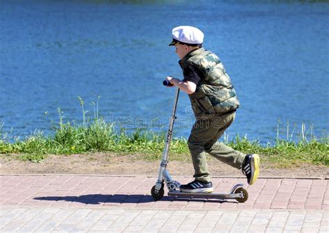 Un Niño Pequeño Montando Una Moto En Un Parque De Patinaje Estilo De