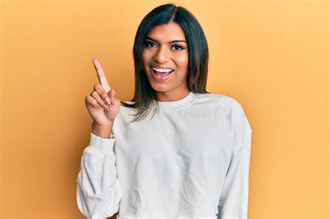 Jovem Transexual Latina Vestindo Roupas Casuais Sorrindo Uma Ideia Ou Pergunta Apontando O