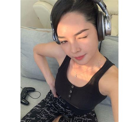 Ch Ng C N N M C Thi U V I N Ng Hot Girl V N Khoe C I B Ng O B C L A Ng I P Vi T