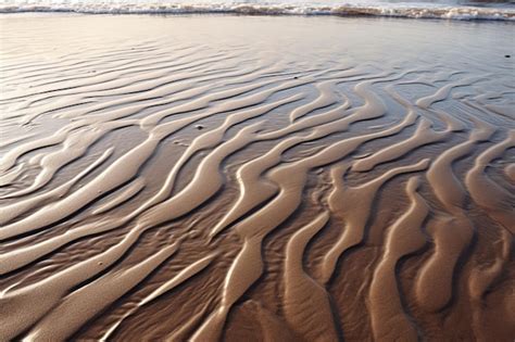 Las ondas rítmicas de arena que quedan en una playa después de que la