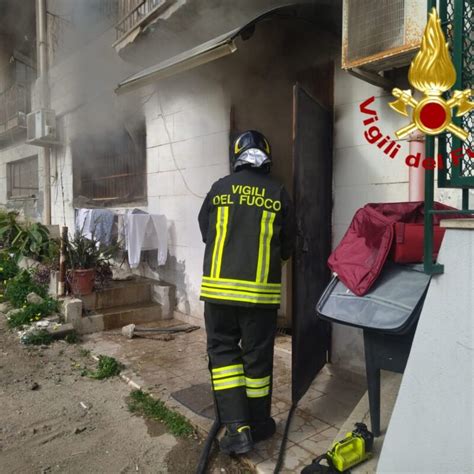 Messina Incendio In Una Casa In Vico Degli Angeli Provvidenziale L