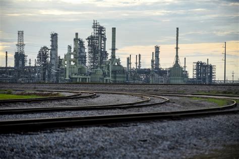 Marathon (MARA) Refinery Near New Orleans Has Explosion, Fire, Threatens Supply - Bloomberg