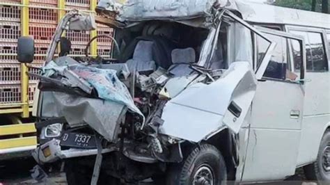 Mobil Travel Tabrak Truk Batu Bara Di Tol Cipularang 2 Meninggal 4