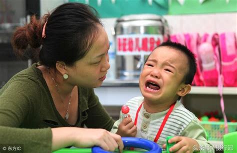 快开学了，一组刚入幼儿园的萌娃表情包，表情木然哭闹着不肯上学 搜狐大视野 搜狐新闻