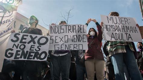 Un Grupo De Manifestantes Feministas Protestan Ante Igualdad Contra Las