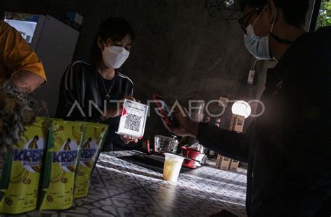 VOLUME TRANSAKSI MENGGUNAKAN QRIS MENINGKAT ANTARA Foto