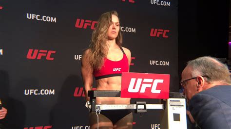 Video Watch Ronda Rousey And Her Ripped Abs Make Weight For Ufc 207 Crack A Smile And Bolt