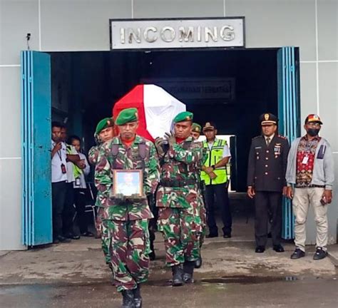 Isak Tangis Keluarga Pecah Sambut Kedatangan Jenazah Serda Riswar Ramli