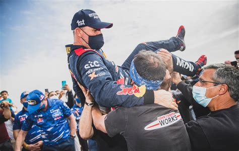 Rally Dakar Peterhansel Vitoreado Por Su Equipo Marca