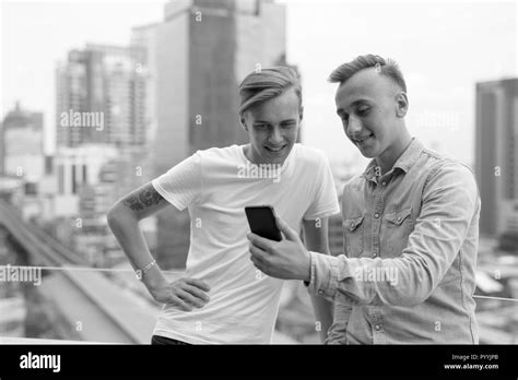 Jeune homme gay font l amour Banque de photographies et dimages à haute résolution Alamy
