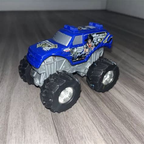 HOT WHEELS MONSTER Jam Truck Rev Tredz Bounty Hunter 2001 Friction Kragen Blue 7 70 PicClick UK