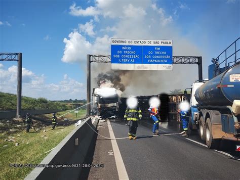 Carreta Colide Barreira De Concreto Tomba E Pega Fogo Na Rodovia