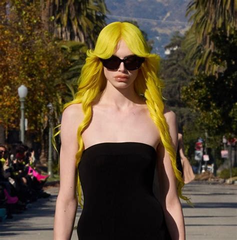 Накладные губы на шоу Balenciaga и еще 5 безумных макияжей с модных показов