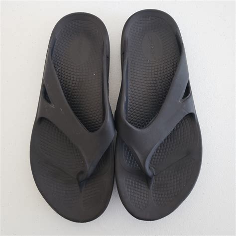 Oofos Ooriginal Sandals Unisex M11 W13 Black Recovery Gem