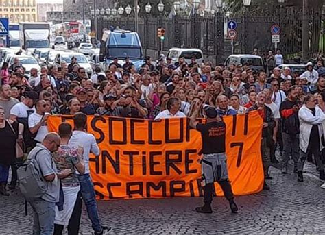 Corteo E Blocchi Stradali A Napoli Contro Carovita