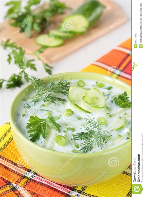 Sopa Fria Feita Do Iogurte E Do Pepino Imagem De Stock Imagem De