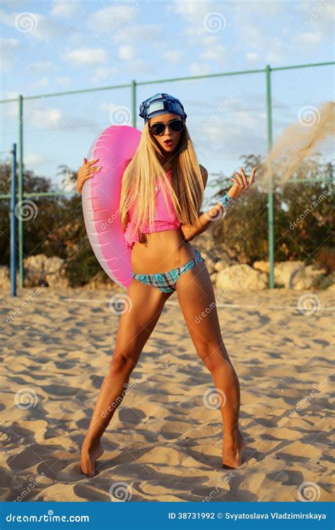 Sexy Blonde Frau Im Bikini Der Auf Dem Strand Aufwirft Stockfoto Bild Von Mode Entspannen