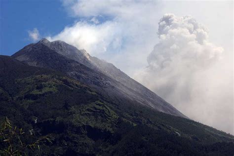 Gunung Merapi Kembali Semburkan Awan Panas Dan Abu Vulkanik