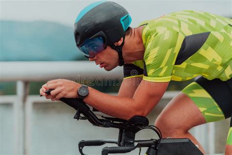 Retrato De Longitud Completa De Un Triatleta Activo En Ropa Deportiva Y