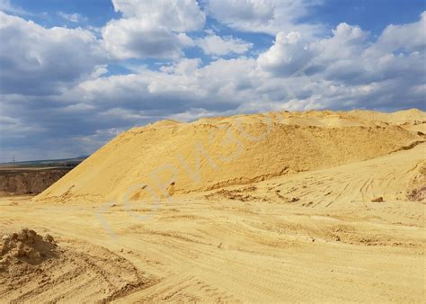 Купить строительный песок с доставкой в Москву и Московскую область