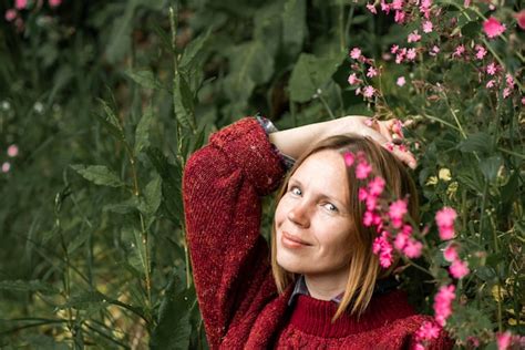 Retrato de una mujer de 42 años en verde Foto Premium