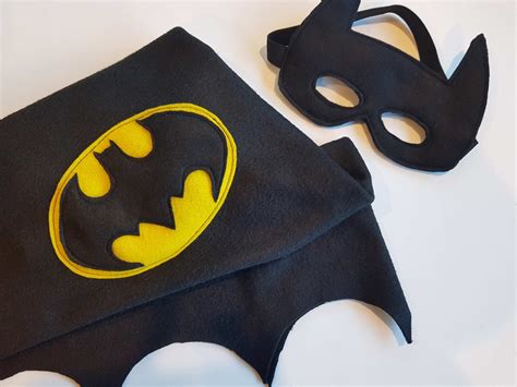 Got a batman fan in the house? Make this easy mask + cape | DIY Felt Crafts