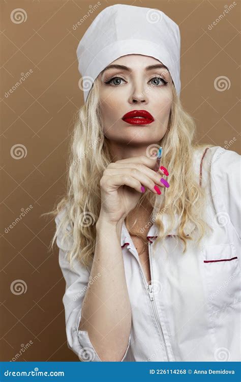 Une Belle Jeune Femme En Uniforme D infirmière Avec Une Seringue Dans La Main Blonde Sexy Aux