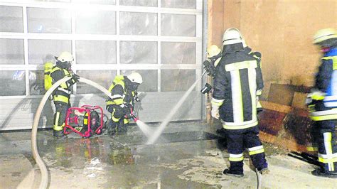 Vier Feuerwehren löschen Brand in Hackschnitzelbunker in Sulzemoos