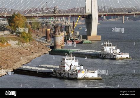 St Louis United States 24th Oct 2022 Barges Are Pushed Into Shore