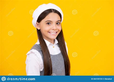 Retrato De Una Bella Adolescente Feliz Y Sonriente Con Antecedentes En