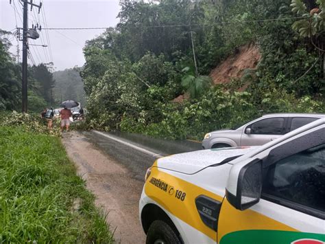 Queda De Barreira Interdita Parcialmente A SC 108 Em Blumenau