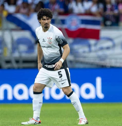 André Ramalho Celebra Vitória Em Primeiro Jogo Pelo Corinthians Feliz