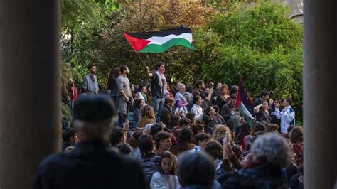 Centenares De J Venes Acampan En La Universitat De Barcelona En Apoyo