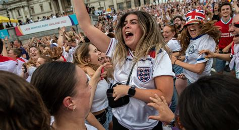 Uma Cole O De Imagens Da Festa Da Torcida Nas Ruas Da Inglaterra Pela