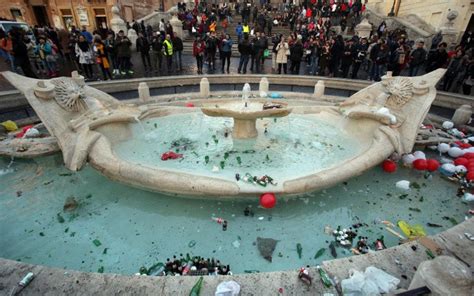 Roma La Barcaccia Del Bernini Danneggiata Dai Tifosi Olandesi