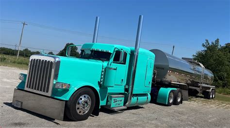 Customized Majesty: The Flat Top Peterbilt 389 - Driver First