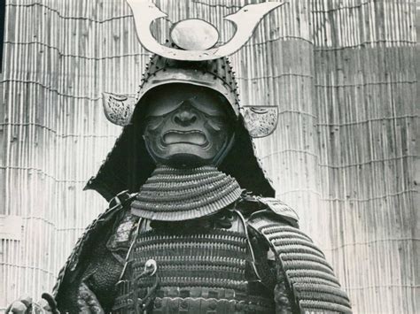 Создать мем "старый самурай, самурай черный, самурай доспехи ...