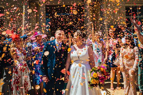 How To Get The Perfect Wedding Confetti Photo