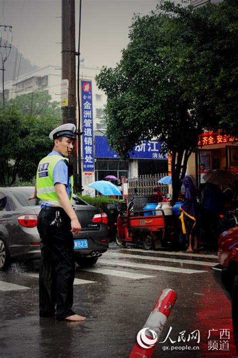 广西夏季汛情汹涌来袭 交警灾情面前显温情 凤凰资讯