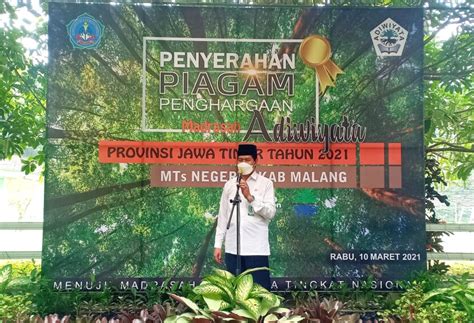 Penyerahan Piagam Penghargaan Sekolah Adiwiyata Provinsi Jawa Timur