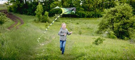 Niña Feliz Volando Una Cometa Brillante Foto de archivo Imagen de