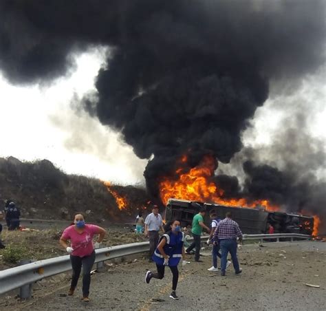 Mueren Calcinados Al Menos Pasajeros Al Incendiarse Autob S En La