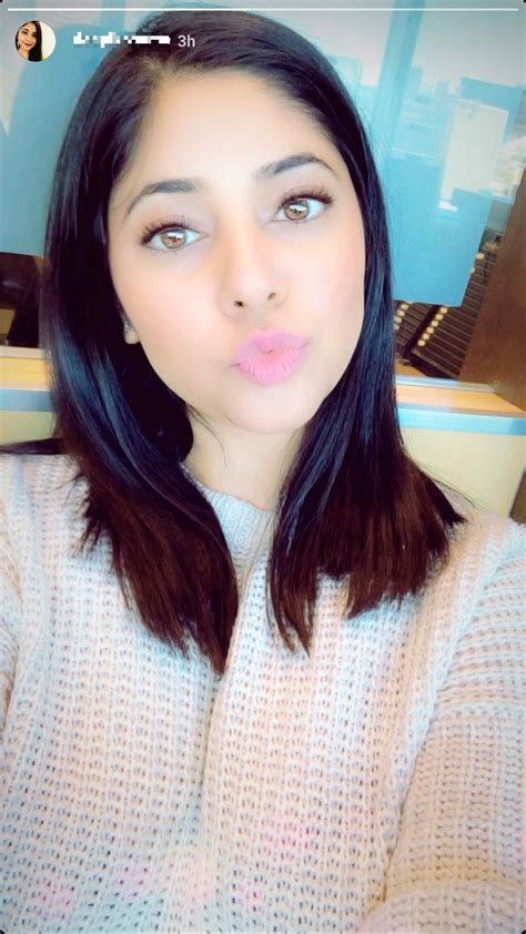 Beautiful Desi Babe Scrolller