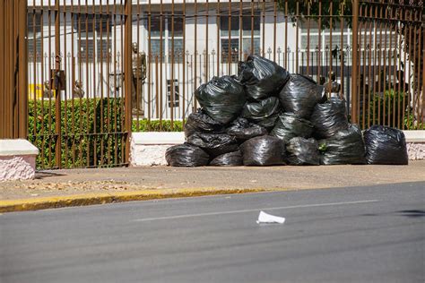 MidiaNews Em meio à greve ruas de Cuiabá têm acúmulo de lixo veja