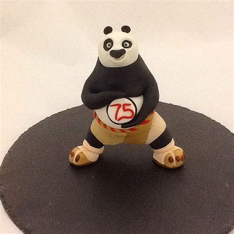 Kung Fu Panda modelado en fondant para una tarta de cumpleaños 75 años